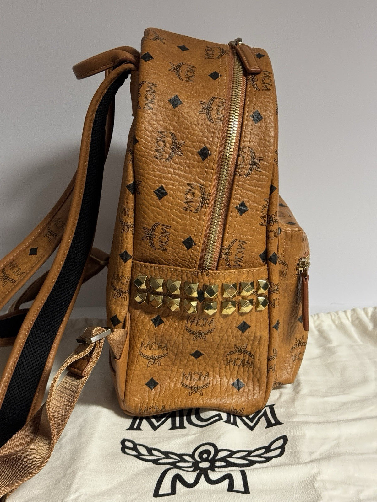 MCM Stark Rucksack + Portemonnaie Flight Print Visetos Cognac