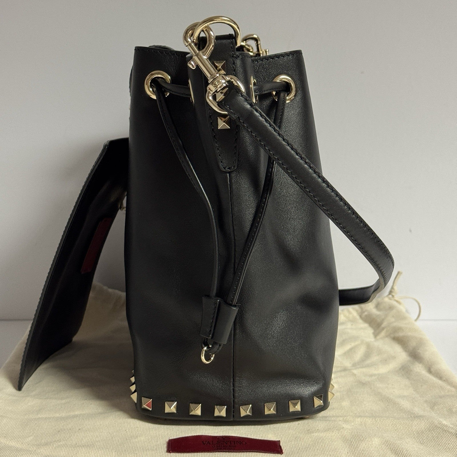 Valentino Garavani Rockstud Bucket Bag „Noe“ Umhängetasche + Pochette Schwarz