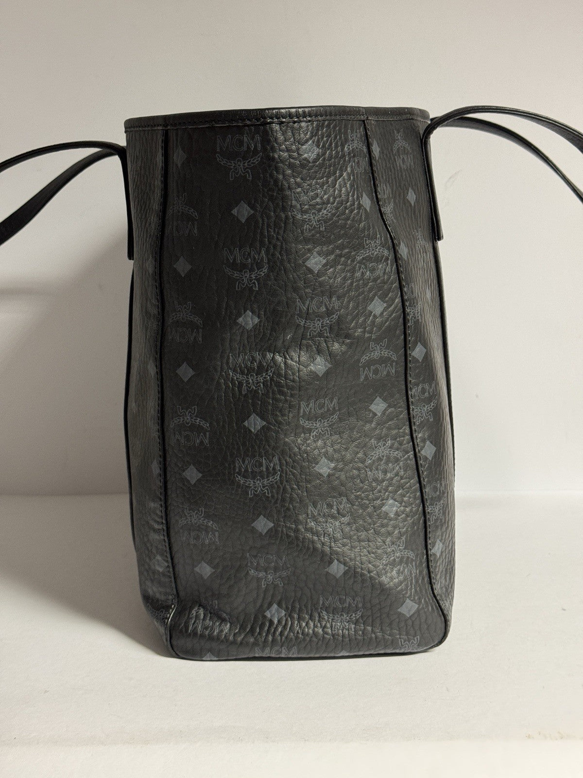 MCM Toni Medium Shopper mit Reissverschluss in Visetos Schwarz mit Rechnung