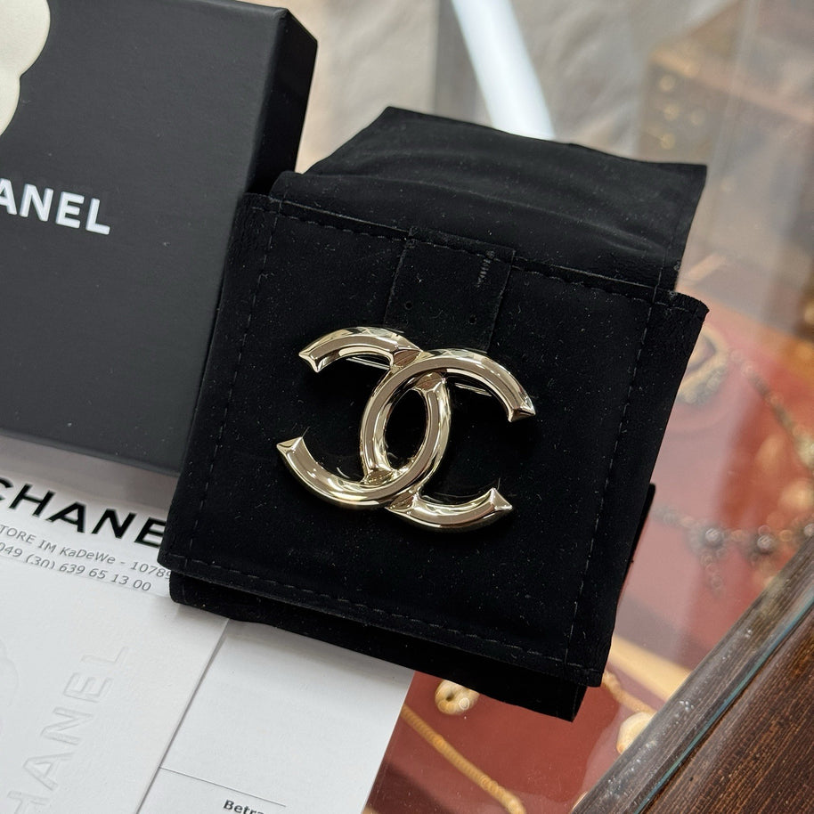 Chanel A96499 CC Brosche in Gold