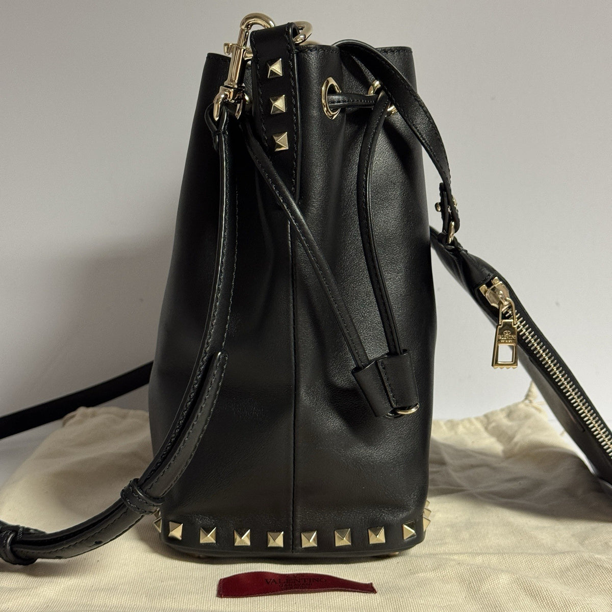 Valentino Garavani Rockstud Bucket Bag „Noe“ Umhängetasche + Pochette Schwarz