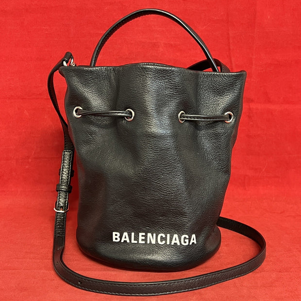 Balenciaga WheelXS Bucket Bag kleine Umhängetasche Leder Schwarz