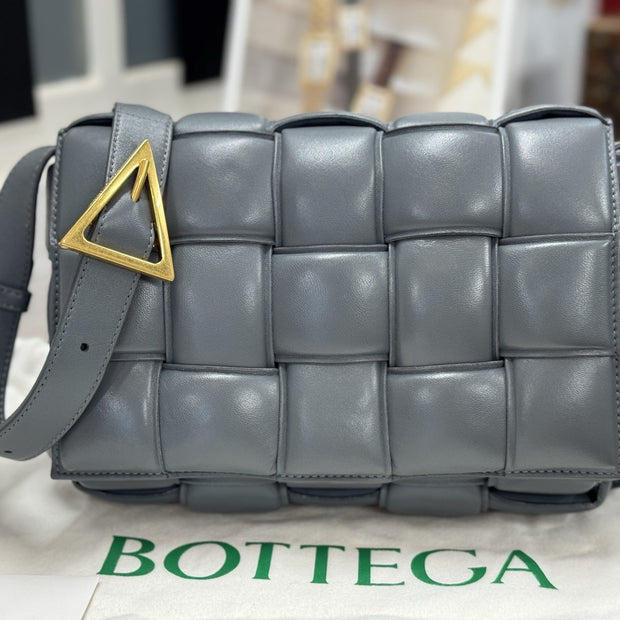 Bottega Veneta Padded Cassette Medium Grau Leder & Gold HW