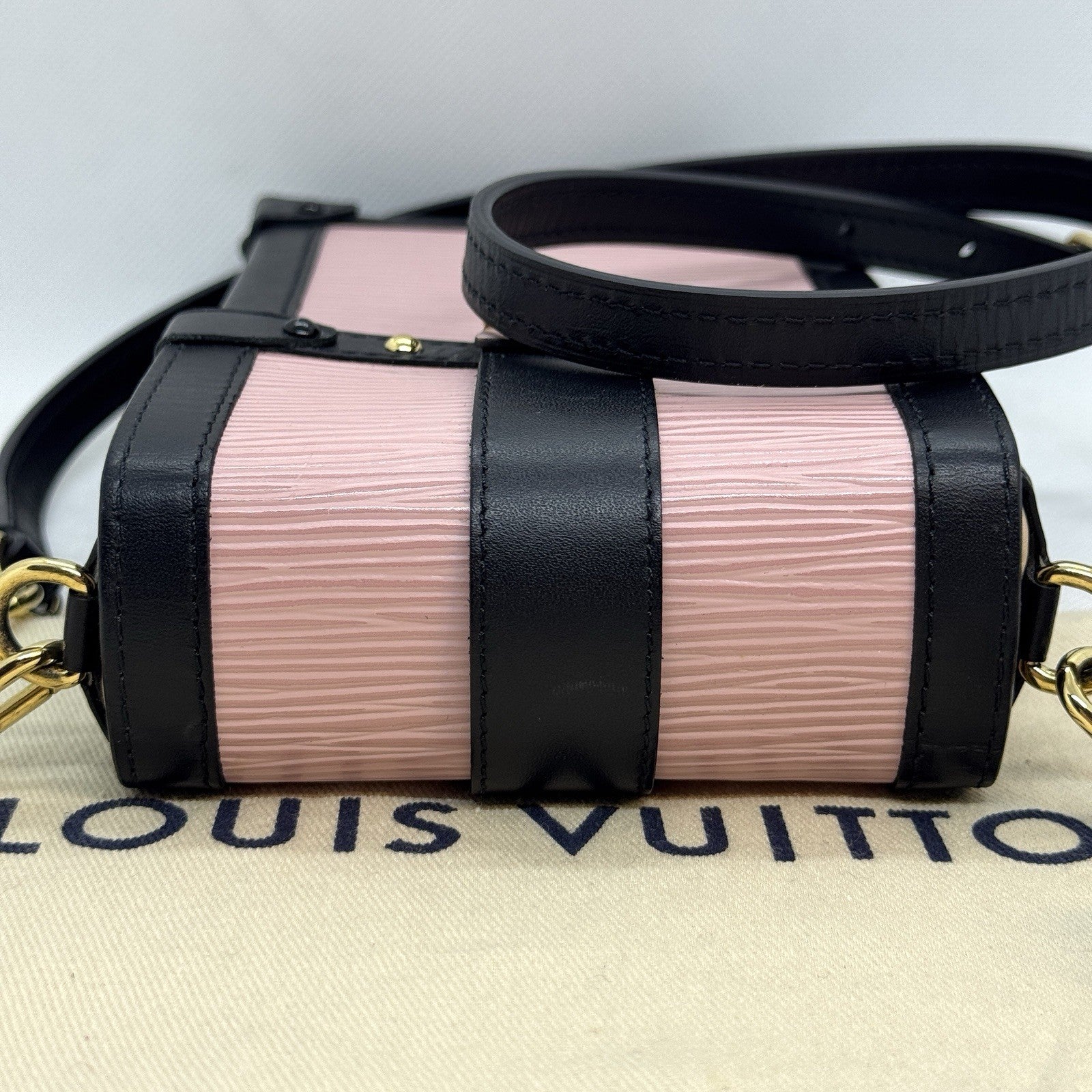 Louis Vuitton Pochette Trunk Vertical Schwarz & Rose Ballerine Epi Umhängetasche