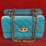 Valentino Garavani small Rockstud Umhängetasche Türkisblau Samt/Velours & Gold