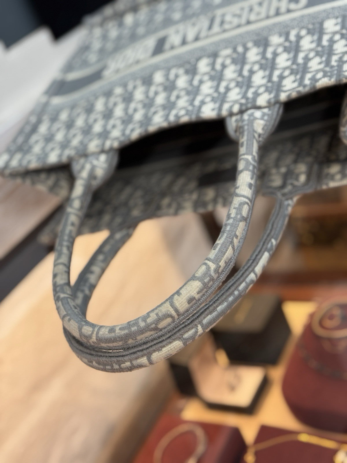 Mittelgroße Dior Book Tote Medium Tasche mit Oblique Stickerei in Grau