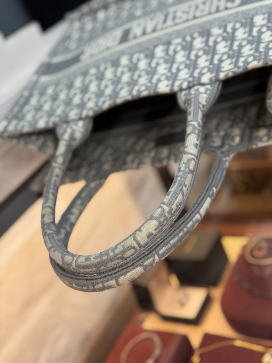 Mittelgroße Dior Book Tote Medium Tasche mit Oblique Stickerei in Grau