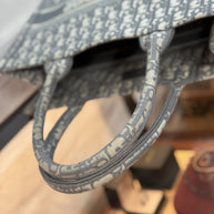 Mittelgroße Dior Book Tote Medium Tasche mit Oblique Stickerei in Grau