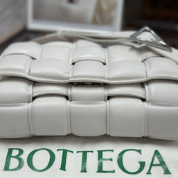 Bottega Veneta Padded Cassette Medium Weiss Leder Shoulder Bag
