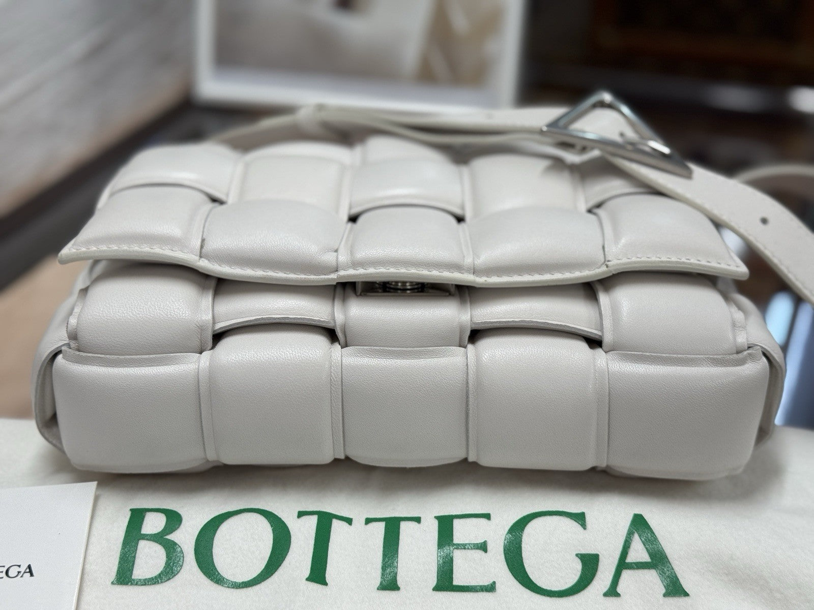 Bottega Veneta Padded Cassette Medium Weiss Leder Shoulder Bag