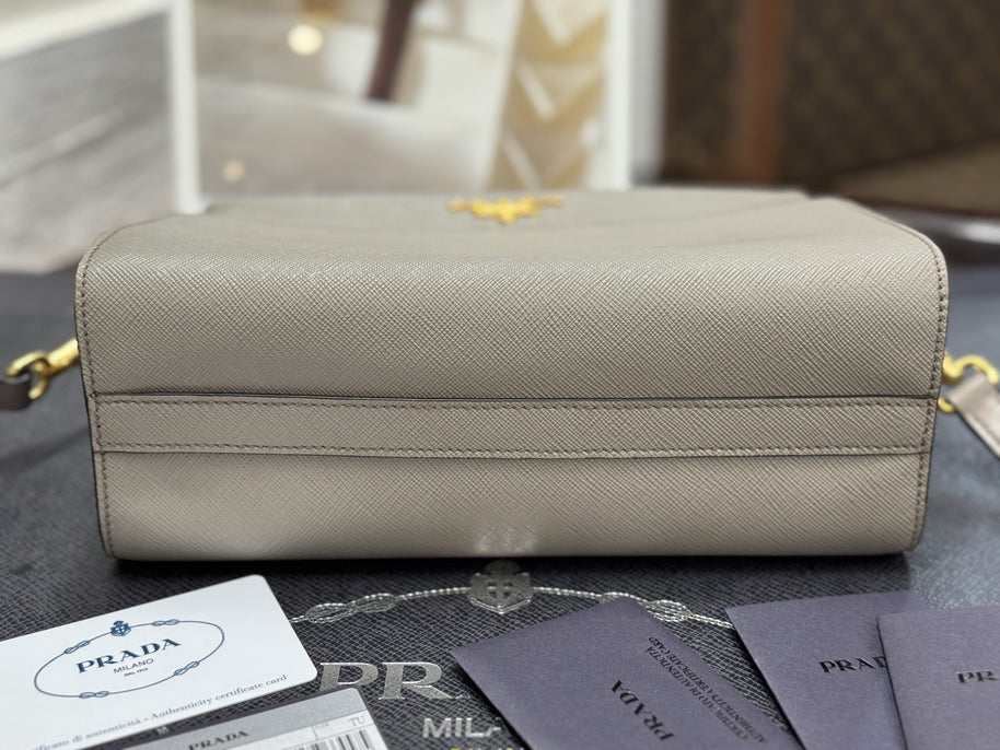 Prada Bandoliera Bag Saffiano Leder Argilla Taupe Grau Umhängetasche 1BH104