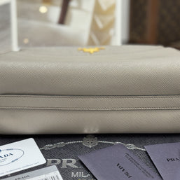 Prada Bandoliera Bag Saffiano Leder Argilla Taupe Grau Umhängetasche 1BH104