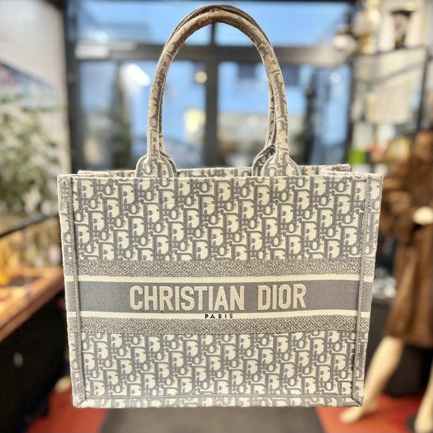 Mittelgroße Dior Book Tote Medium Tasche mit Oblique Stickerei in Grau