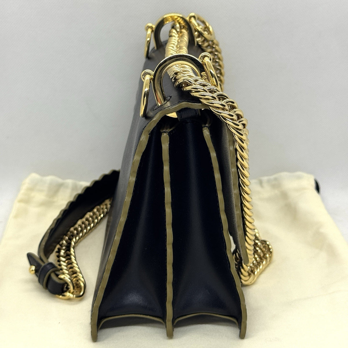 Fendi Kan I Umhängetasche Leder Schwarz / Gold mit Wellenrand