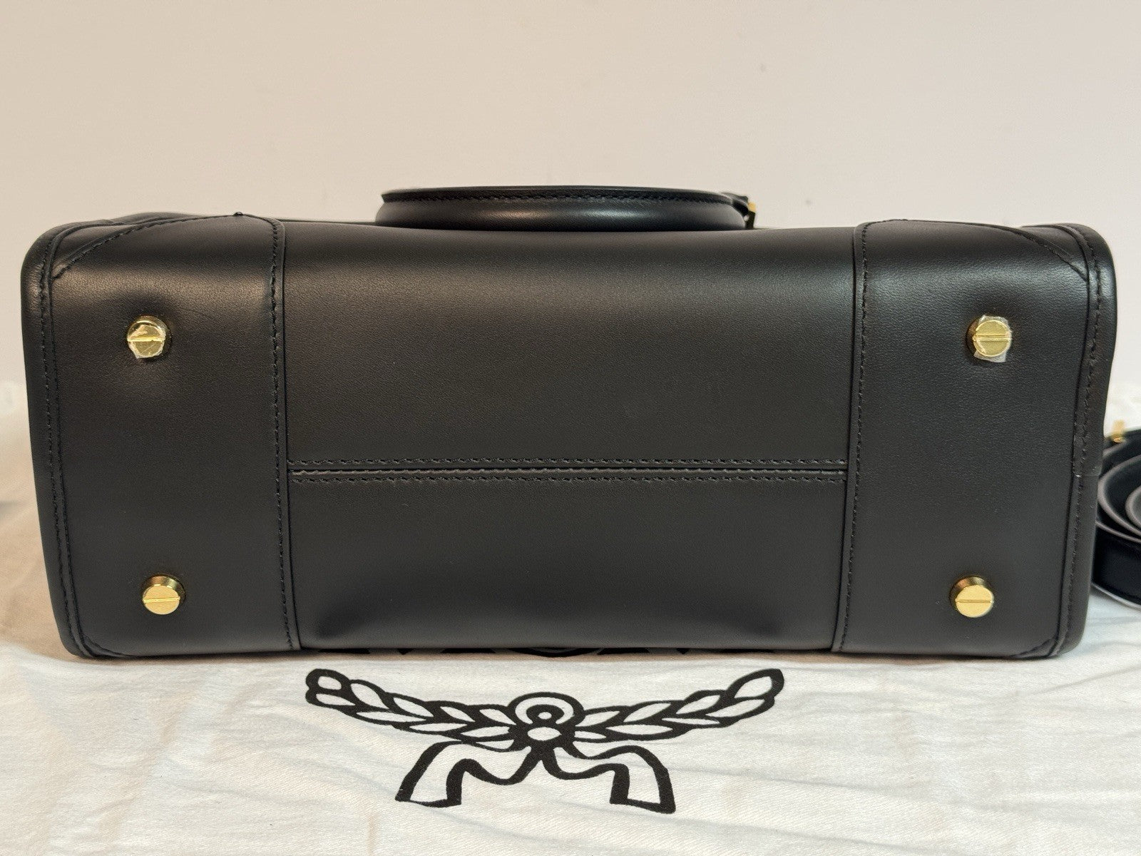 MCM Aren Boston Medium Black Umhängetasche Schwarz & Gold mit Rechnung 2023