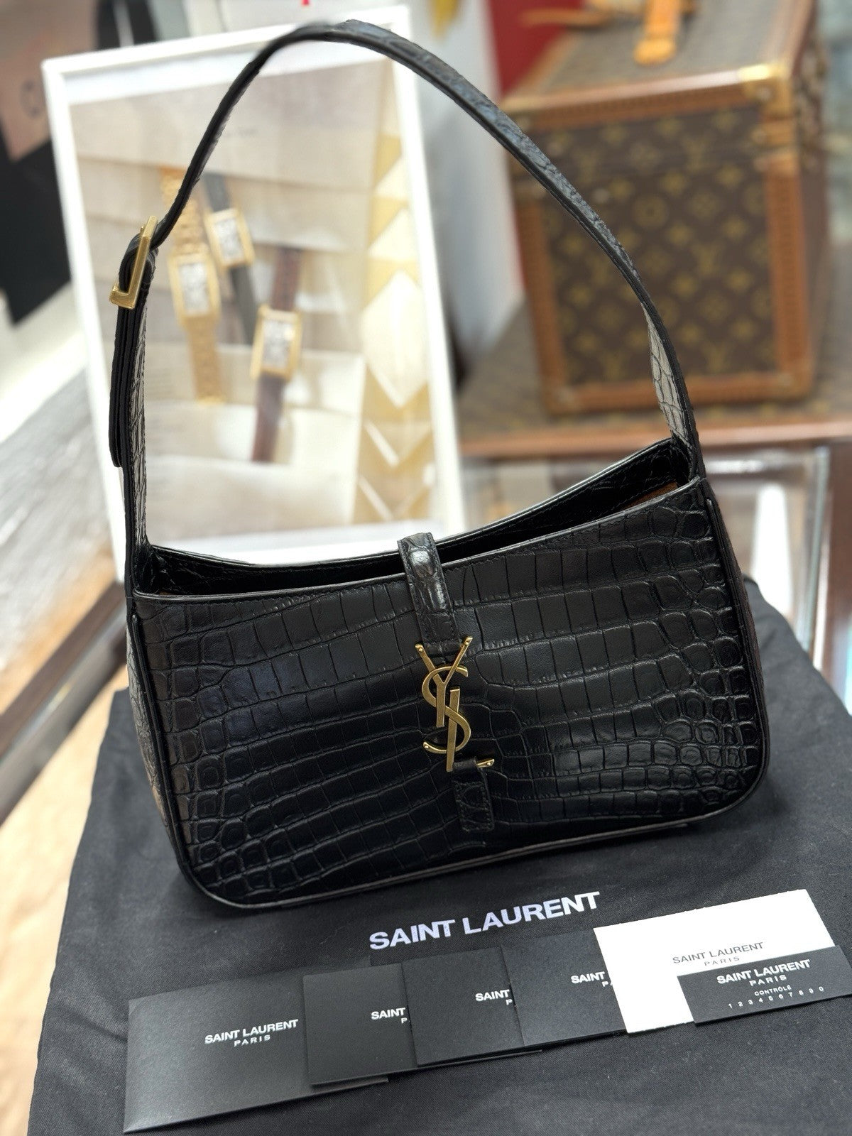 Saint Laurent Schultertasche Le 5 à 7 Hobo Bag Medium Schwarz Gold Leder