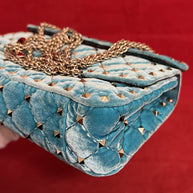 Valentino Garavani small Rockstud Umhängetasche Türkisblau Samt/Velours & Gold