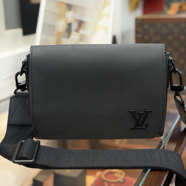 Louis Vuitton Takeoff Messenger PM Aerogram Leder Umhängetasche Schwarz