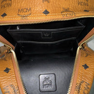MCM Stark Rucksack + Portemonnaie Flight Print Visetos Cognac