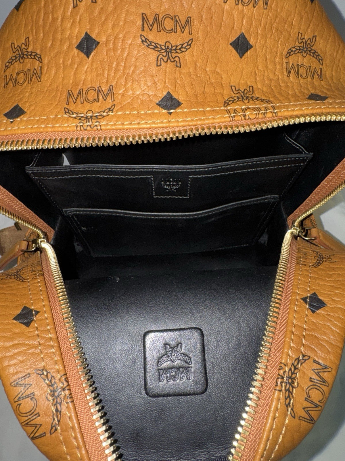MCM Stark Rucksack + Portemonnaie Flight Print Visetos Cognac