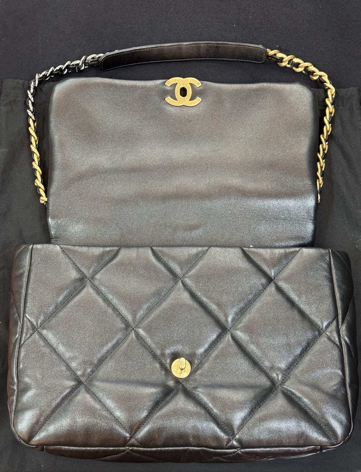 Chanel 19 Flap Bag „Jumbo“ Schwarz Lammleder großes Modell wie NEU