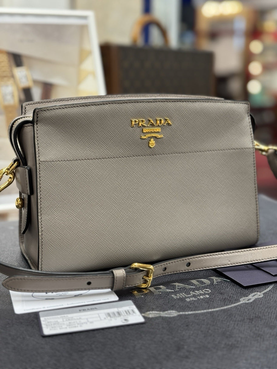 Prada Bandoliera Bag Saffiano Leder Argilla Taupe Grau Umhängetasche 1BH104