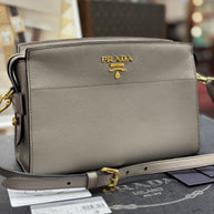 Prada Bandoliera Bag Saffiano Leder Argilla Taupe Grau Umhängetasche 1BH104