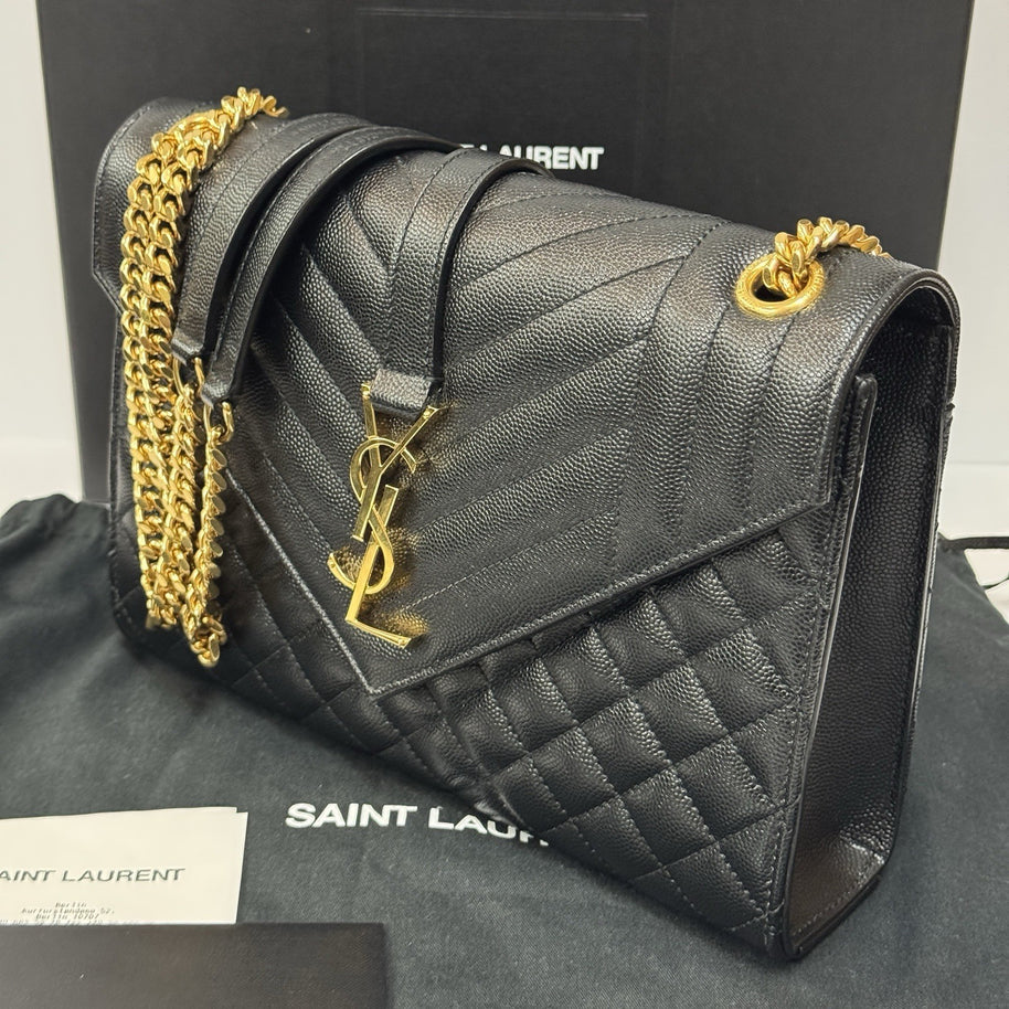 Saint Laurent Envelope Medium gegerbtes Grain De Poudre Leder Schwarz/Gold