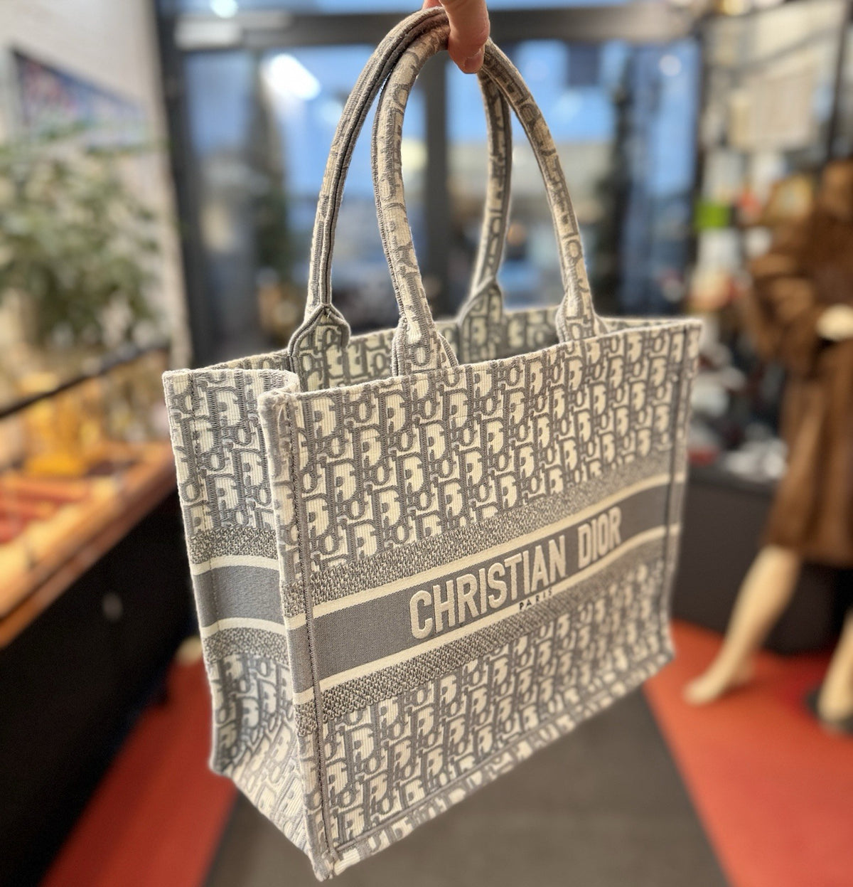 Mittelgroße Dior Book Tote Medium Tasche mit Oblique Stickerei in Grau