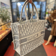 Mittelgroße Dior Book Tote Medium Tasche mit Oblique Stickerei in Grau
