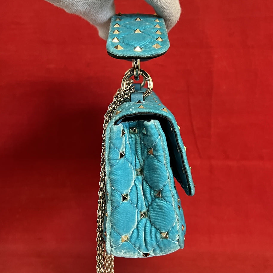 Valentino Garavani small Rockstud Umhängetasche Türkisblau Samt/Velours & Gold