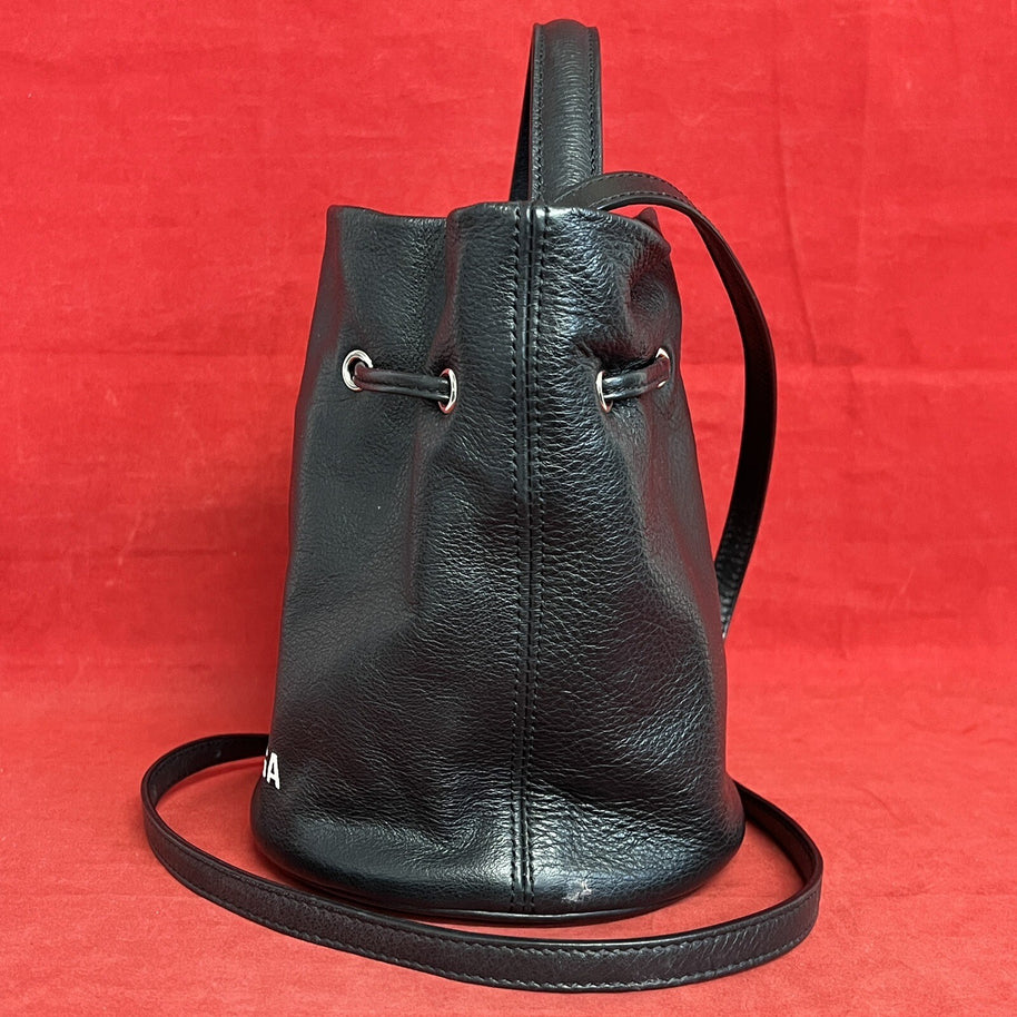 Balenciaga WheelXS Bucket Bag kleine Umhängetasche Leder Schwarz