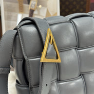 Bottega Veneta Padded Cassette Medium Grau Leder & Gold HW
