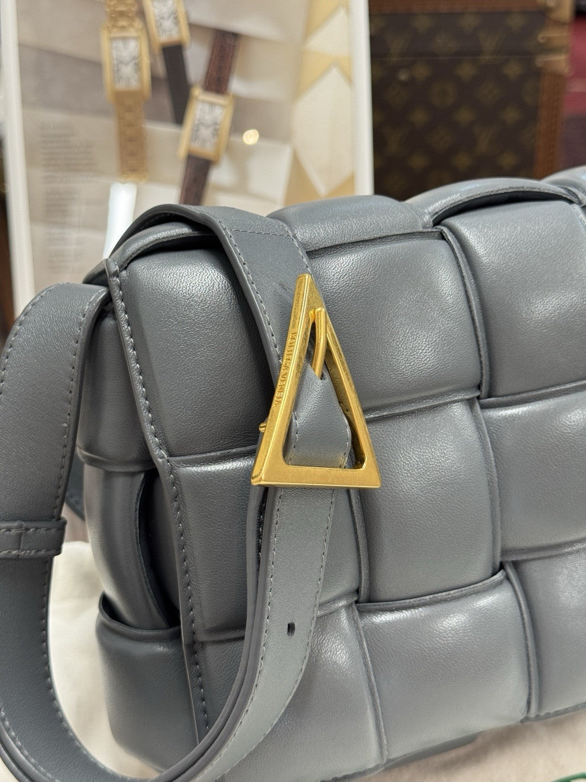 Bottega Veneta Padded Cassette Medium Grau Leder & Gold HW