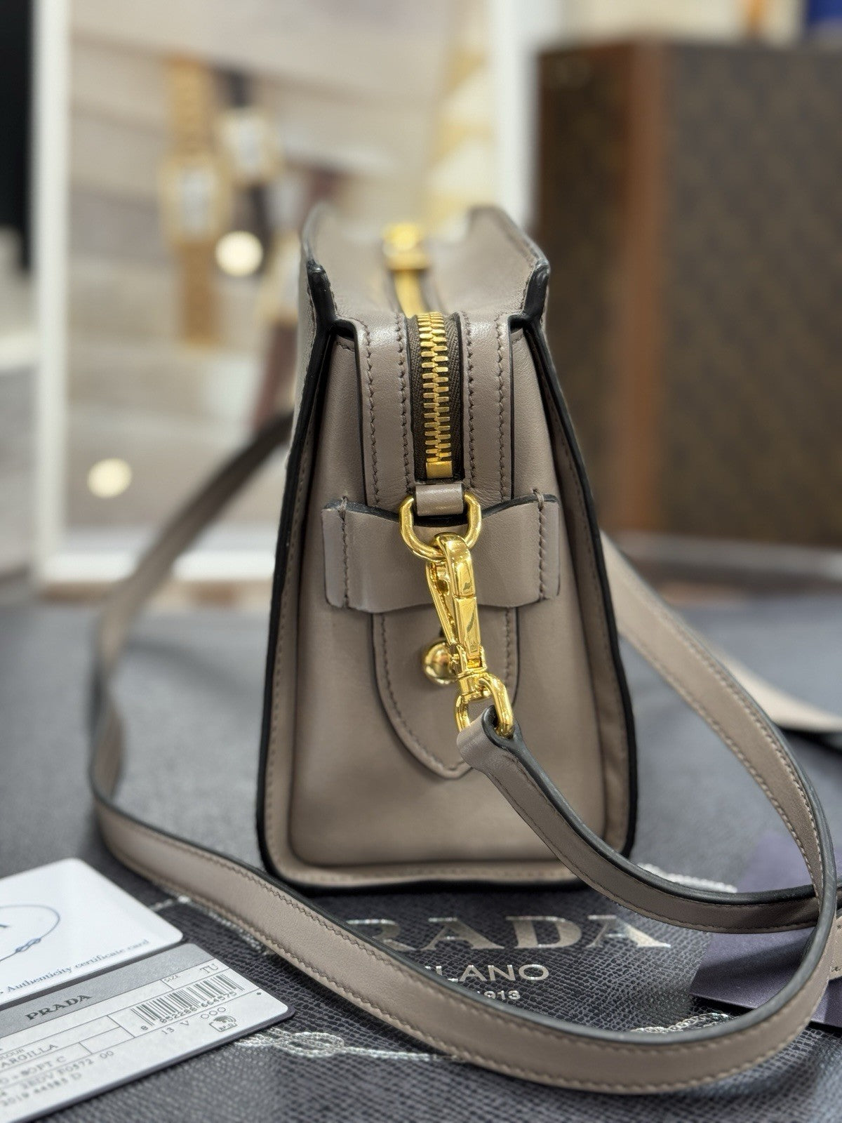 Prada Bandoliera Bag Saffiano Leder Argilla Taupe Grau Umhängetasche 1BH104