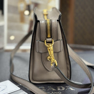 Prada Bandoliera Bag Saffiano Leder Argilla Taupe Grau Umhängetasche 1BH104