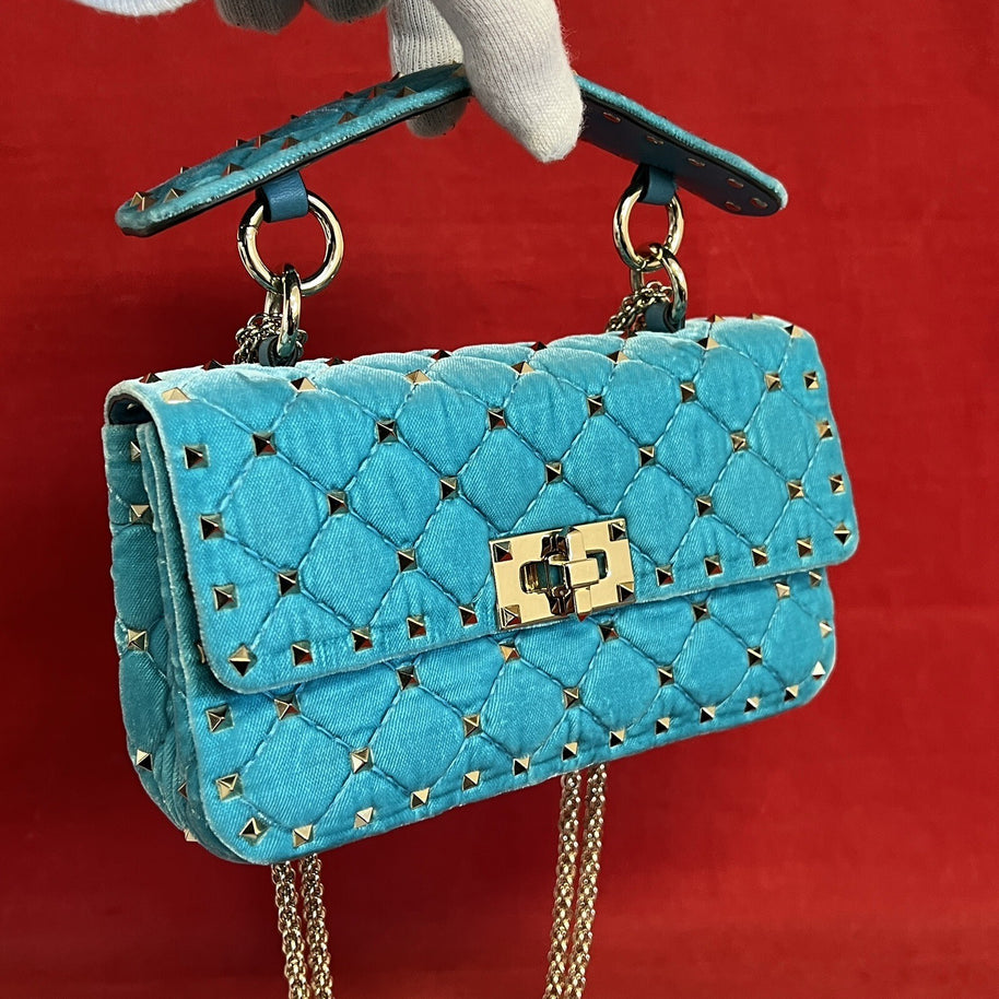 Valentino Garavani small Rockstud Umhängetasche Türkisblau Samt/Velours & Gold