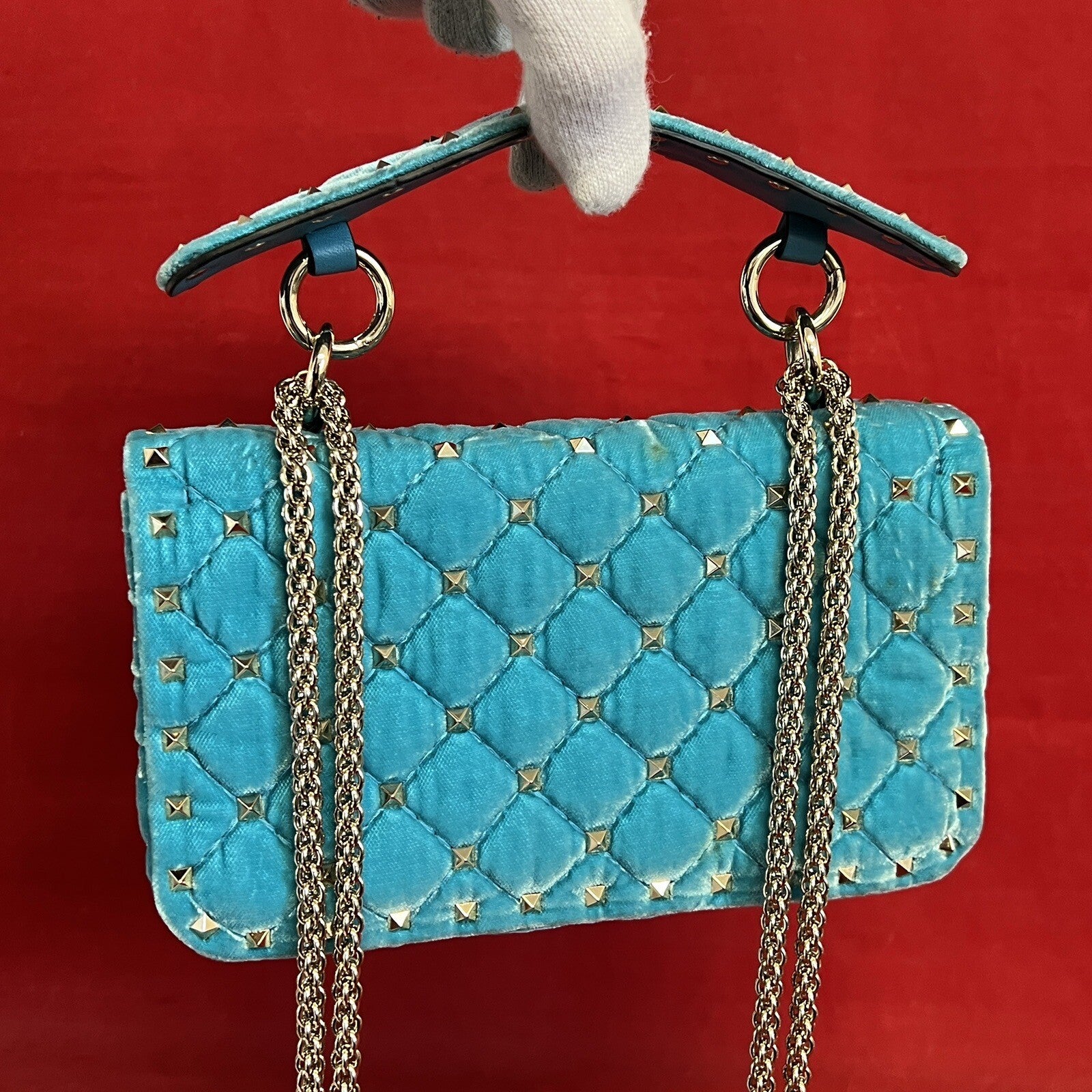Valentino Garavani small Rockstud Umhängetasche Türkisblau Samt/Velours & Gold