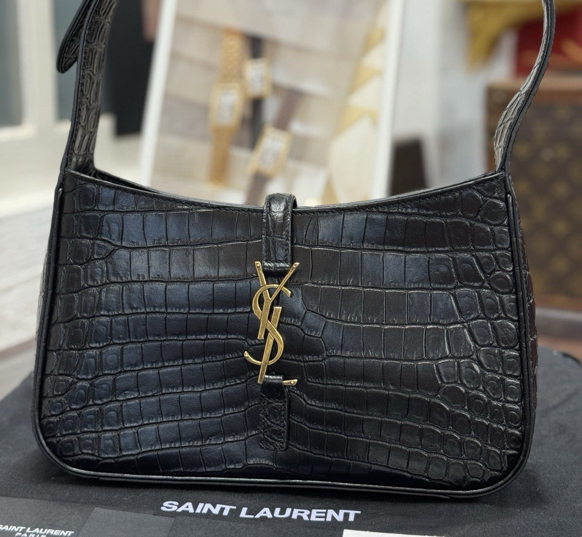 Saint Laurent Schultertasche Le 5 à 7 Hobo Bag Medium Schwarz Gold Leder