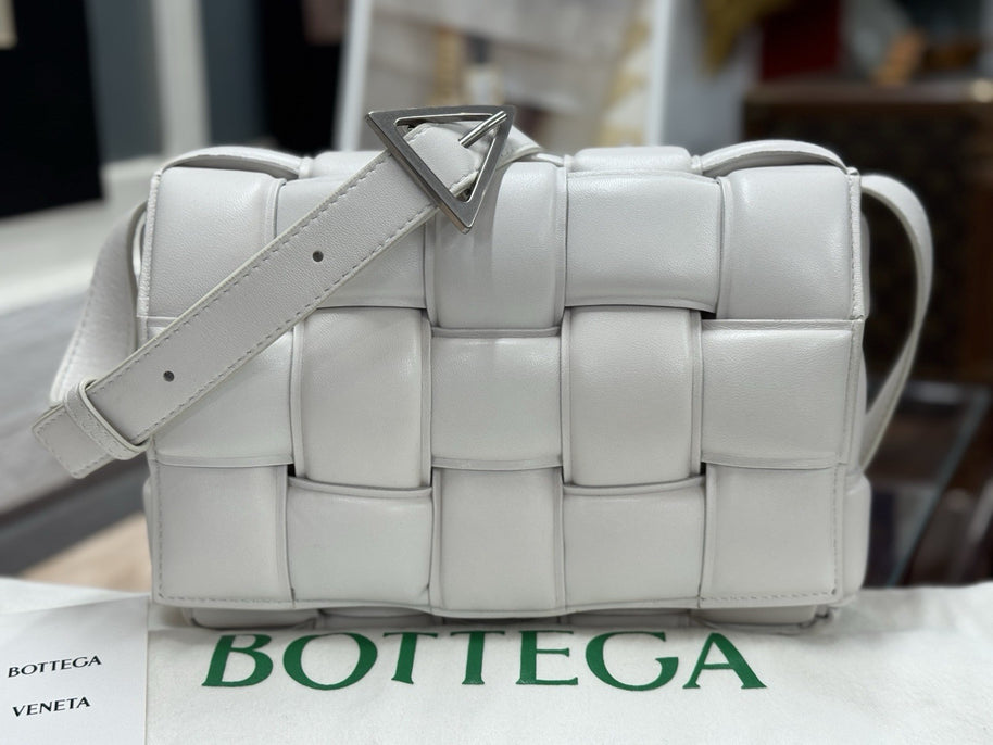 Bottega Veneta Padded Cassette Medium Weiss Leder Shoulder Bag