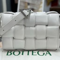 Bottega Veneta Padded Cassette Medium Weiss Leder Shoulder Bag