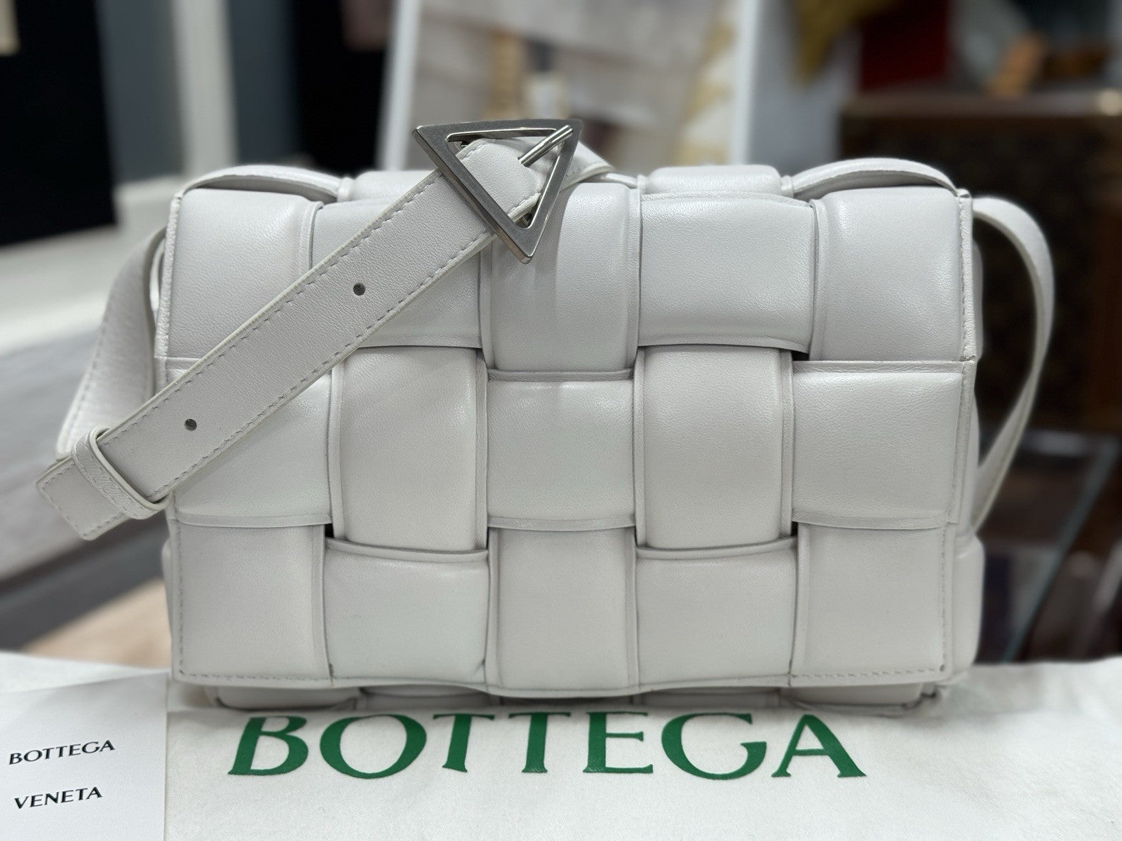 Bottega Veneta Padded Cassette Medium Weiss Leder Shoulder Bag