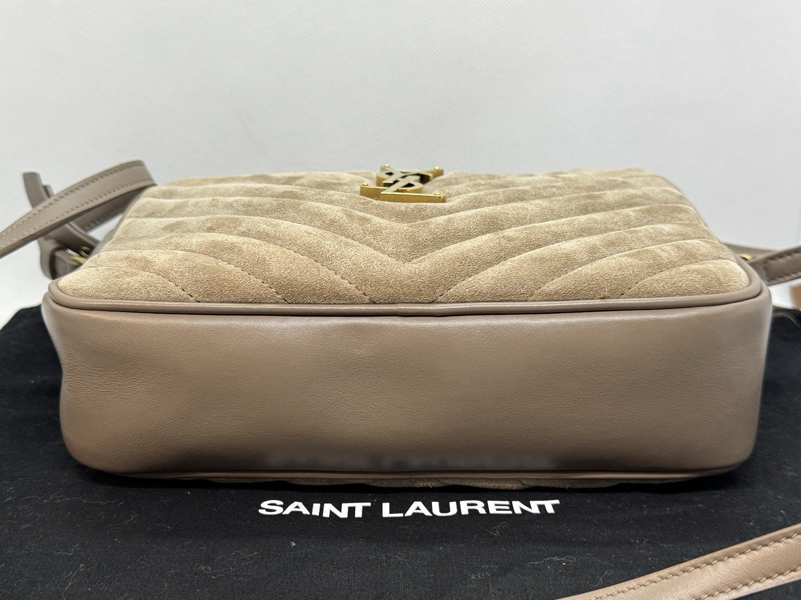 Saint Laurent Lou Camera Bag aus gestepptem Velours- und Glattleder in Beige