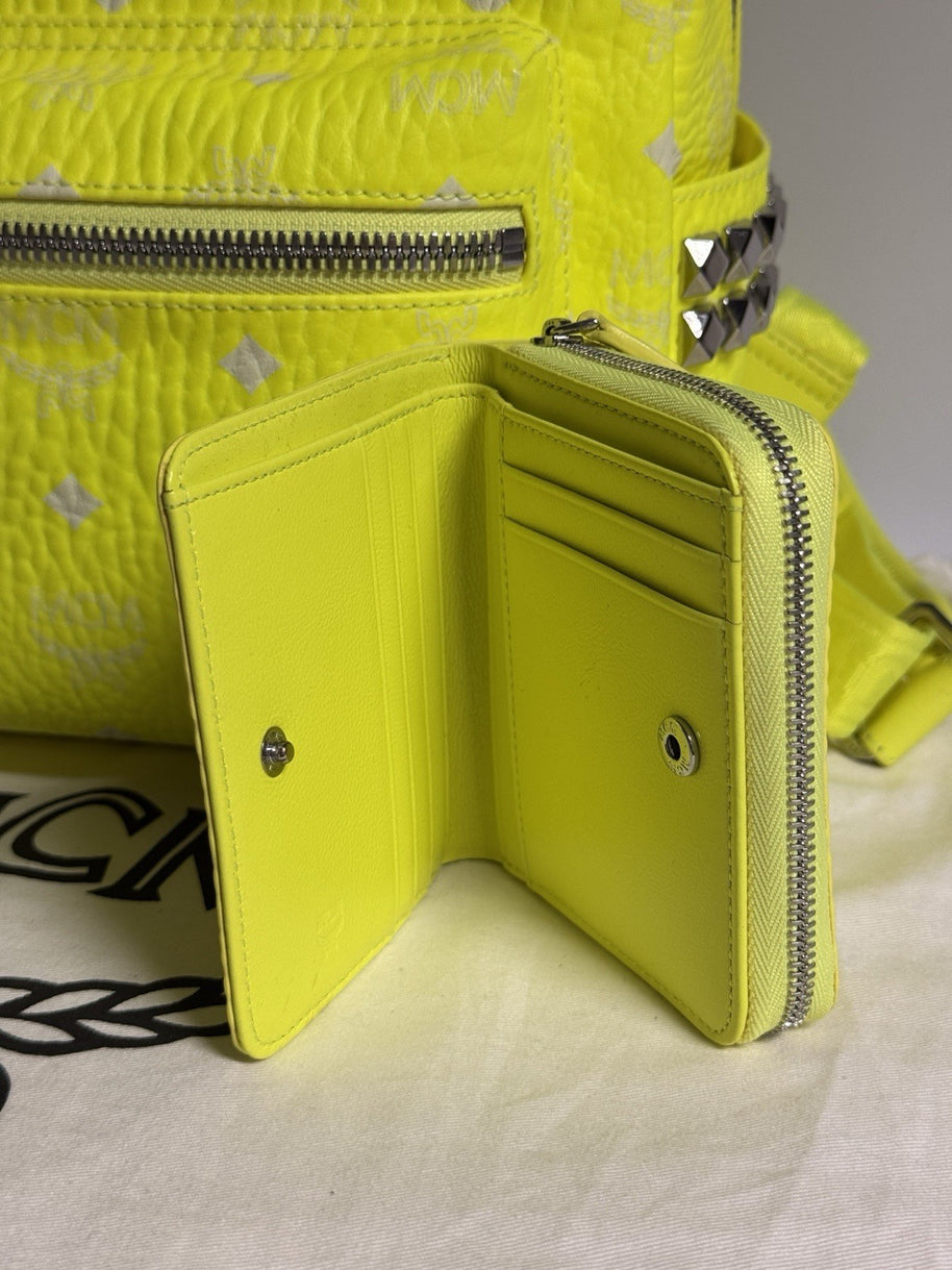 MCM Stark Rucksack + Portemonnaie Visetos Neon Gelb