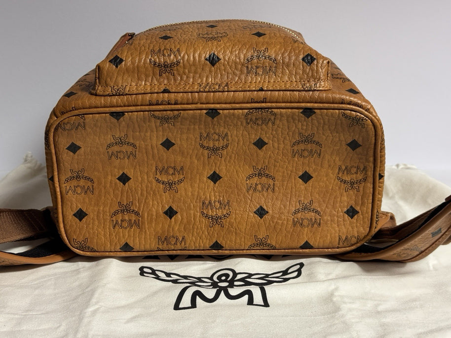 MCM Stark Rucksack + Portemonnaie Flight Print Visetos Cognac
