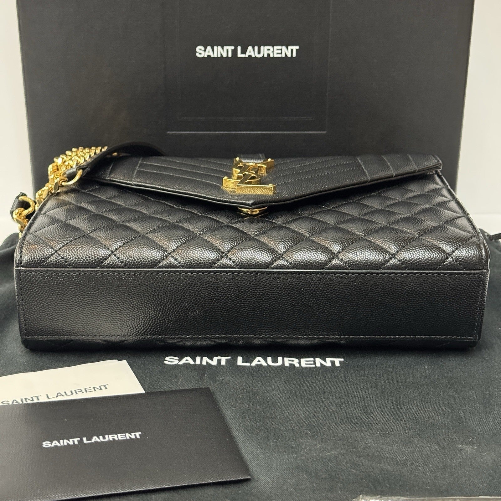 Saint Laurent Envelope Medium gegerbtes Grain De Poudre Leder Schwarz/Gold