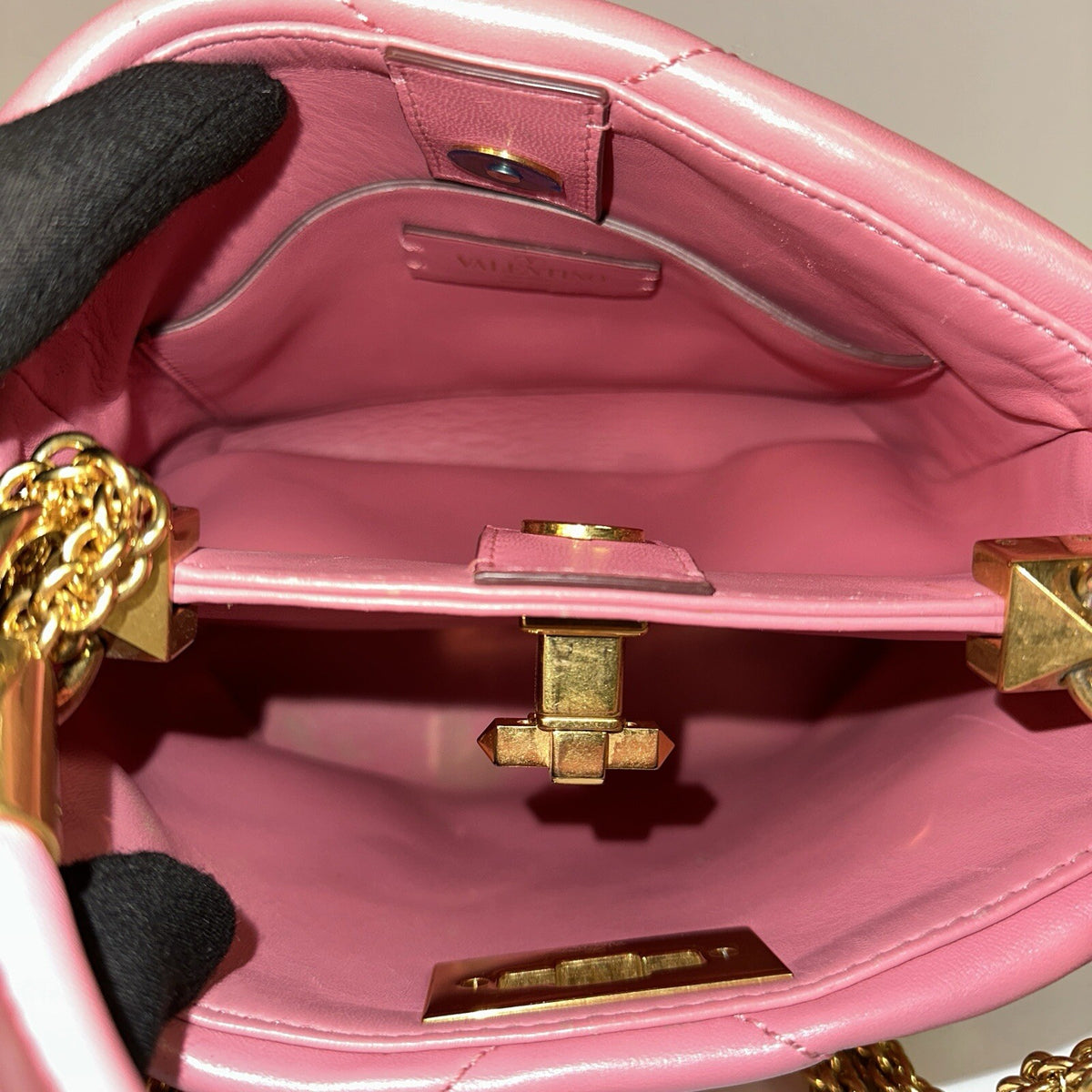 Valentino Garavani Rockstud kleine Umhängetasche Roman Stud Rosa & Gold