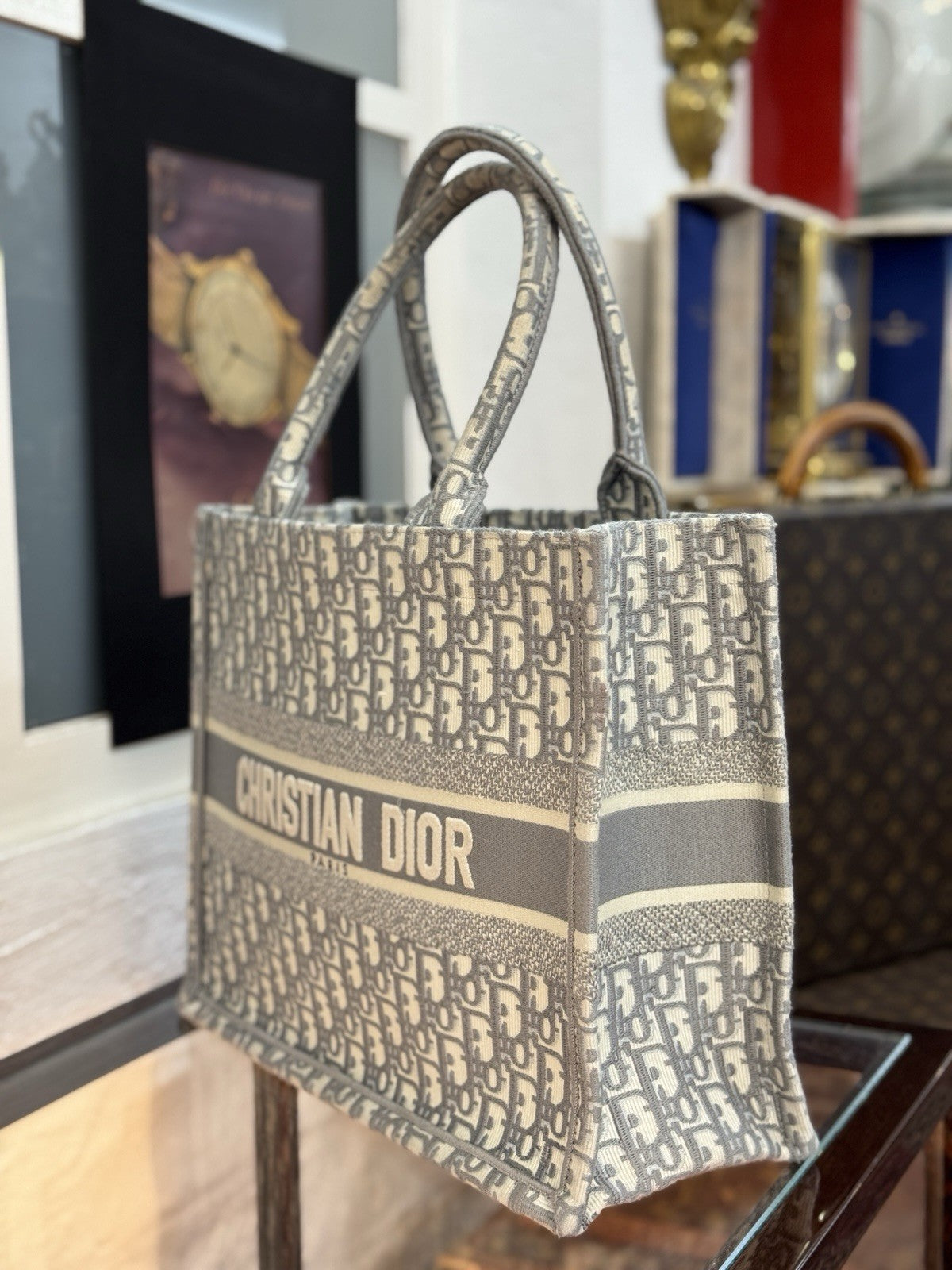Mittelgroße Dior Book Tote Medium Tasche mit Oblique Stickerei in Grau