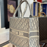 Mittelgroße Dior Book Tote Medium Tasche mit Oblique Stickerei in Grau