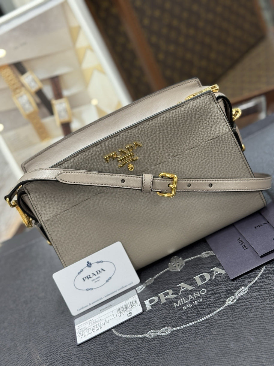 Prada Bandoliera Bag Saffiano Leder Argilla Taupe Grau Umhängetasche 1BH104